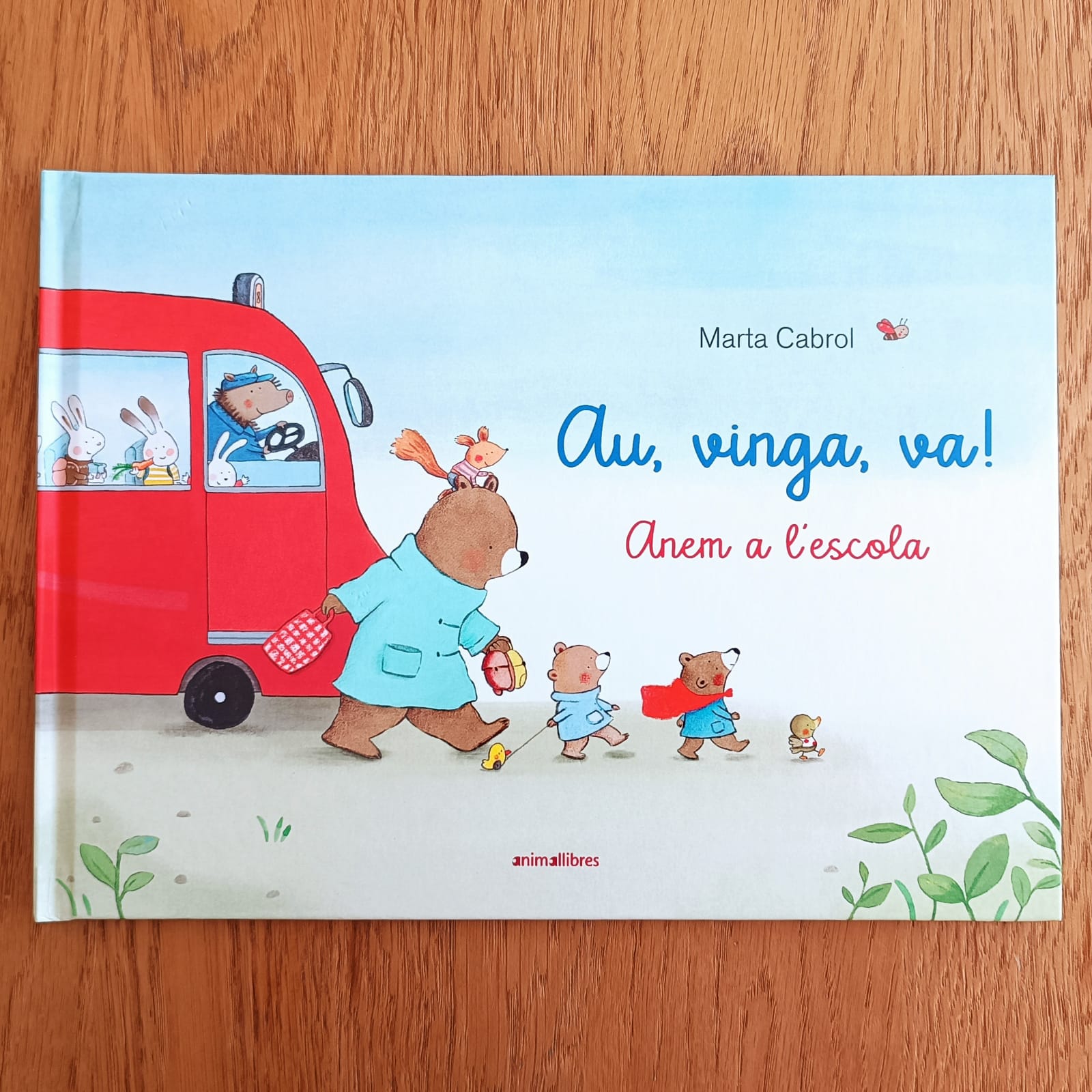 Portada del llibre AU, VINGA, VA! ANEM A L'ESCOLA