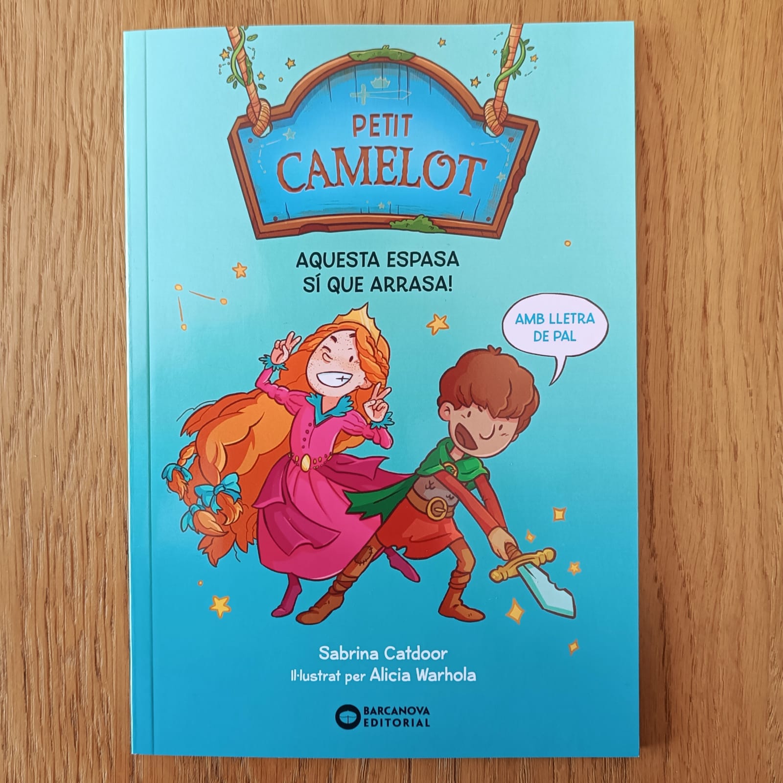 Portada del llibre PETIT CAMELOT. AQUESTA ESPASA SÍ QUE ARRASA!