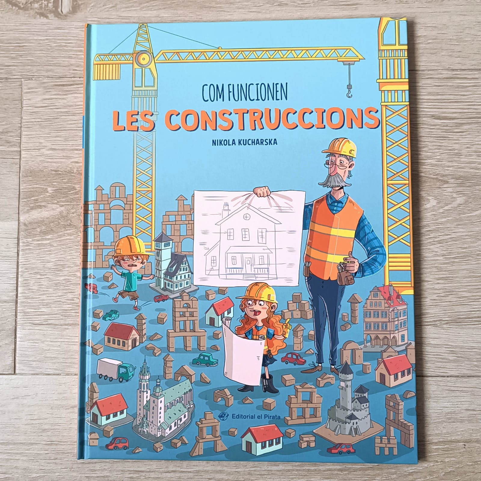 Portada del llibre COM FUNCIONEN LES CONSTRUCCIONS