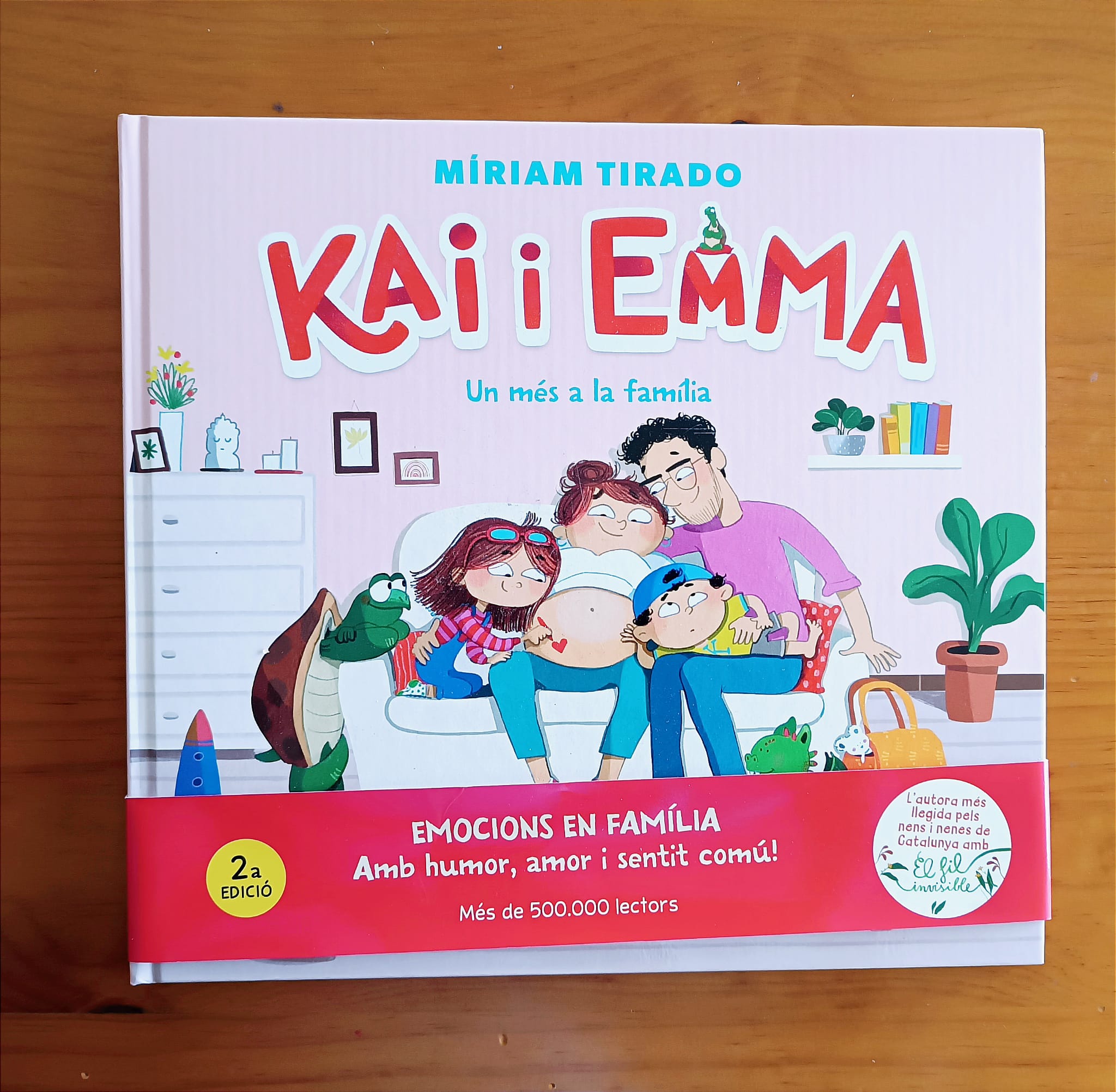 Portada del llibre KAI I EMMA. UN MÉS A LA FAMÍLIA