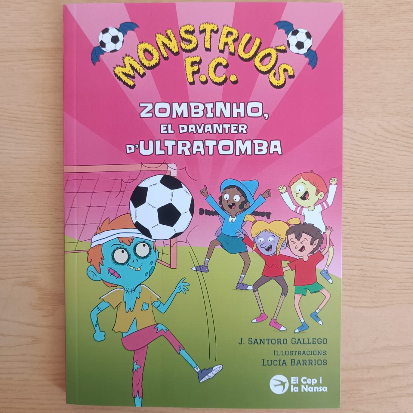 Portada del llibre MONSTRUÓS F.C. ZOMBINHO, EL DAVANTER D'ULTRATOMBA