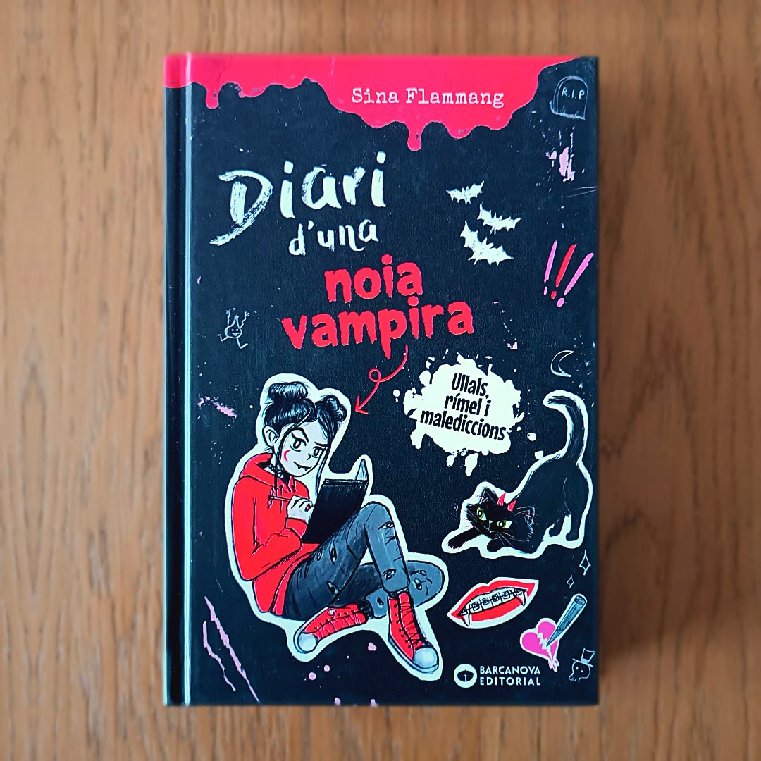Portada del llibre DIARI D'UNA NOIA VAMPIRA: ULLALS, RÍMEL I MALEDICCIONS